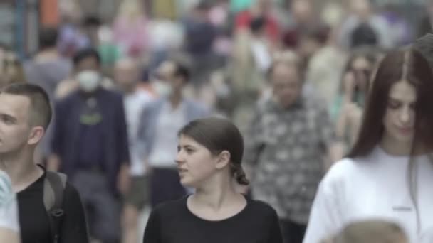 Πολλοί άνθρωποι περπατούν κατά μήκος του δρόμου της μητρόπολης — Αρχείο Βίντεο