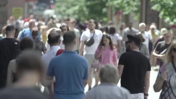 Kijów, Ukraina - wiele osób spacerujących w centrum miasta — Wideo stockowe