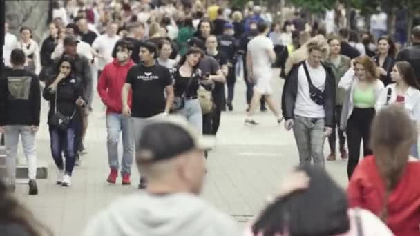 Kiev, Ucrania - un montón de gente caminando en el centro de la ciudad — Vídeo de stock