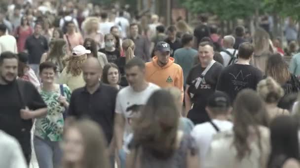 Киев, Украина - много людей, гуляющих по центру города — стоковое видео