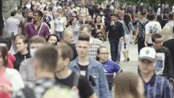 कीव, यूक्रेन शहर के केंद्र में चलने वाले बहुत से लोग — स्टॉक वीडियो