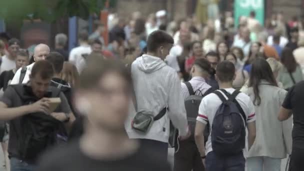 Kiev, Ukraina - många människor som går i centrum — Stockvideo