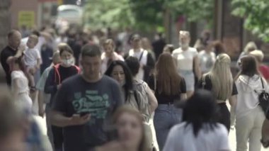 Kyiv, Ukrayna - şehir merkezinde bir sürü insan yürüyor