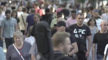 Kyiv, Ukrayna - şehir merkezinde bir sürü insan yürüyor