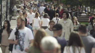 Kyiv, Ukrayna - şehir merkezinde bir sürü insan yürüyor