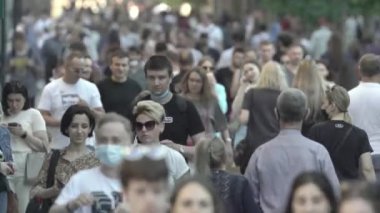 Kyiv, Ukrayna - şehir merkezinde bir sürü insan yürüyor