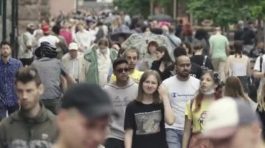 Kyiv, Ukrayna - şehir merkezinde bir sürü insan yürüyor