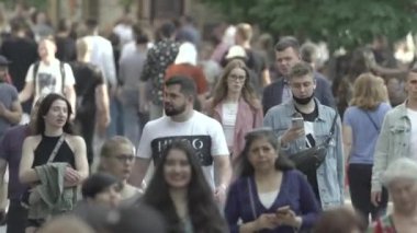 Kyiv, Ukrayna - şehir merkezinde bir sürü insan yürüyor