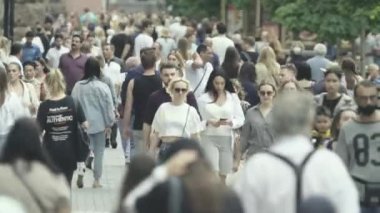 Kyiv, Ukrayna - şehir merkezinde bir sürü insan yürüyor