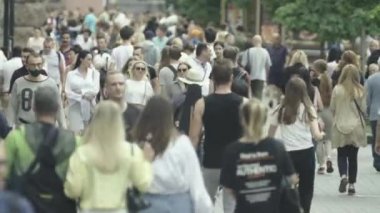 Kyiv, Ukrayna - şehir merkezinde bir sürü insan yürüyor