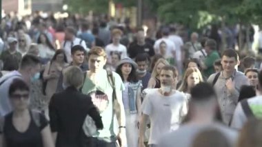 Kyiv, Ukrayna - şehir merkezinde bir sürü insan yürüyor