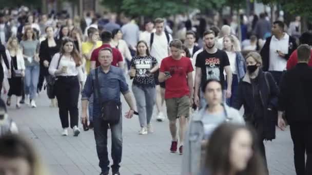 Kiev, Ukraine - beaucoup de gens marchent dans le centre-ville — Video