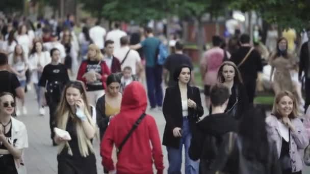 Kijev, Ukrajna - sok ember sétál a városközpontban — Stock videók