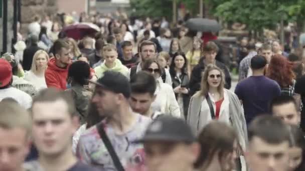Kyjev, Ukrajina - mnoho lidí procházky v centru města — Stock video