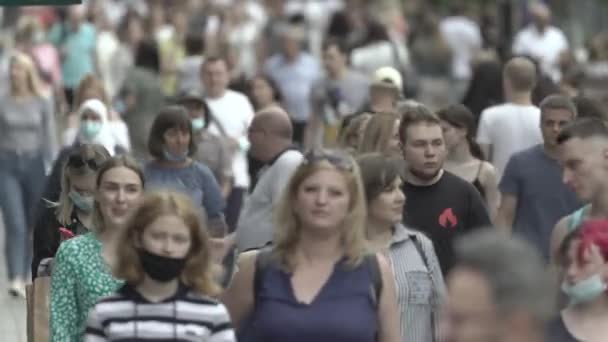 우크라이나, 키예프 - 도심을 걷고 있는 많은 사람들 — 비디오