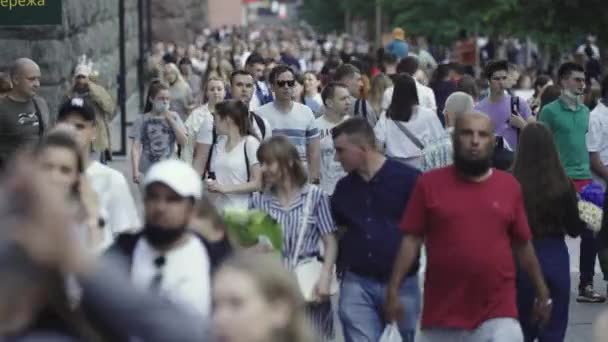 Kiev, Ucrania - un montón de gente caminando en el centro de la ciudad — Vídeos de Stock