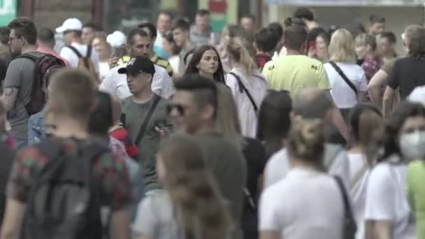 Kiev, Ucrania - un montón de gente caminando en el centro de la ciudad — Vídeo de stock