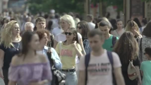 Kiev, Ucrania - un montón de gente caminando en el centro de la ciudad — Vídeos de Stock