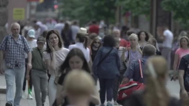 Kiev, Ukraina - många människor som går i centrum — Stockvideo