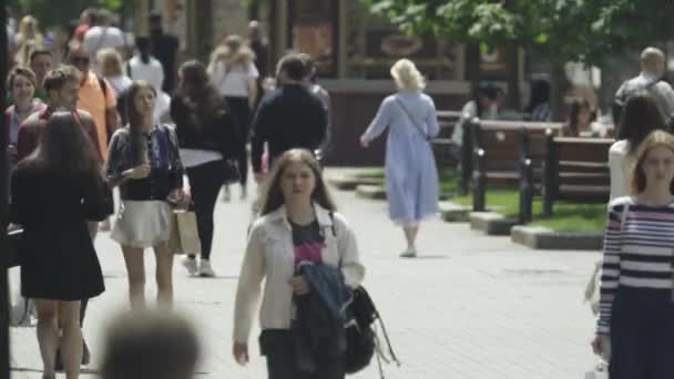 Kijów, Ukraina - wiele osób spacerujących w centrum miasta — Wideo stockowe