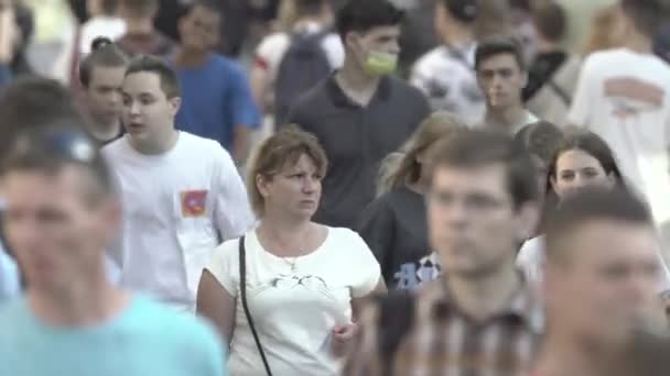 Kiev, Ucrânia - um monte de pessoas andando no centro da cidade — Vídeo de Stock