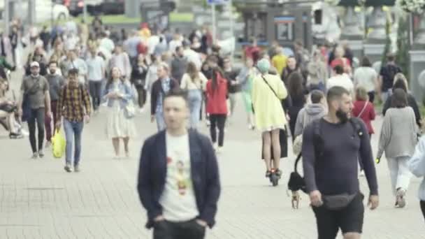 Kiev, Ucrania - un montón de gente caminando en el centro de la ciudad — Vídeos de Stock