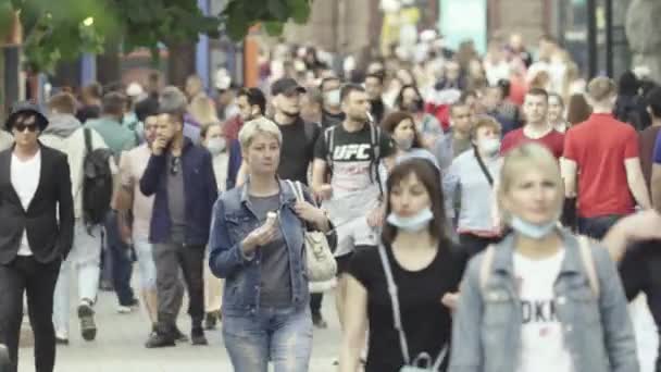 Kyiv, Ukrayna - şehir merkezinde bir sürü insan yürüyor — Stok video