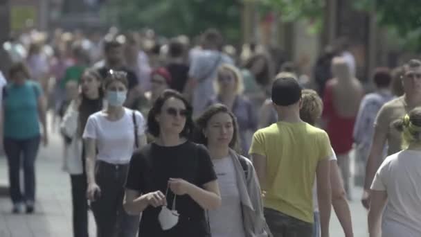 Kiev, Ucrania - un montón de gente caminando en el centro de la ciudad — Vídeos de Stock