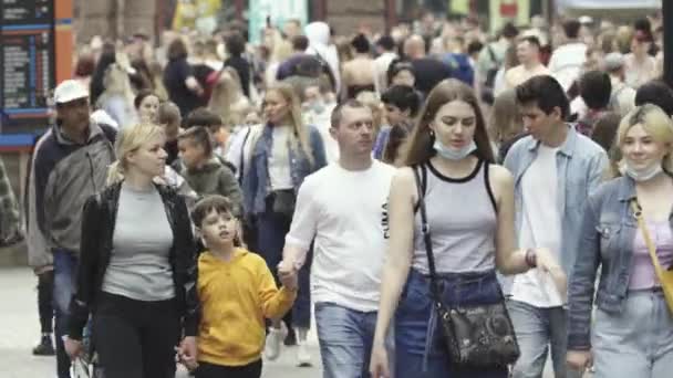 Kyiv, Ukrayna - şehir merkezinde bir sürü insan yürüyor — Stok video