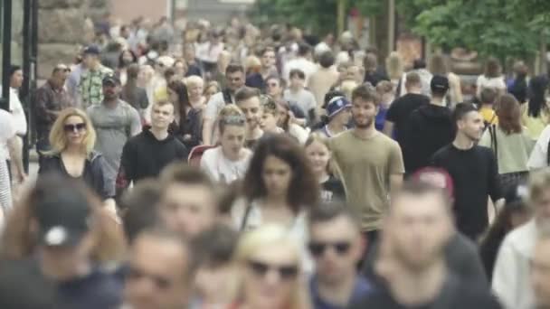 Calle llena de gente en la ciudad de Kiev, Ucrania — Vídeos de Stock