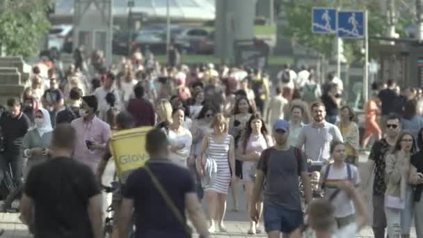 Calle llena de gente en la ciudad de Kiev, Ucrania — Vídeo de stock