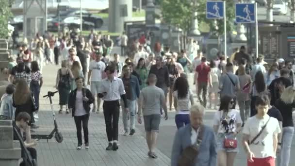 Calle llena de gente en la ciudad de Kiev, Ucrania — Vídeos de Stock