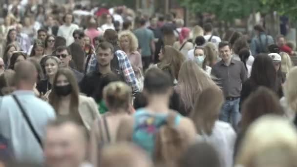 Натовп вулиці в місті Києві, Україна. — стокове відео