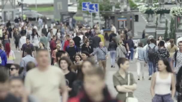 Calle llena de gente en la ciudad de Kiev, Ucrania — Vídeo de stock