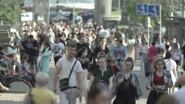 Rua lotada na cidade de Kiev, Ucrânia — Vídeo de Stock