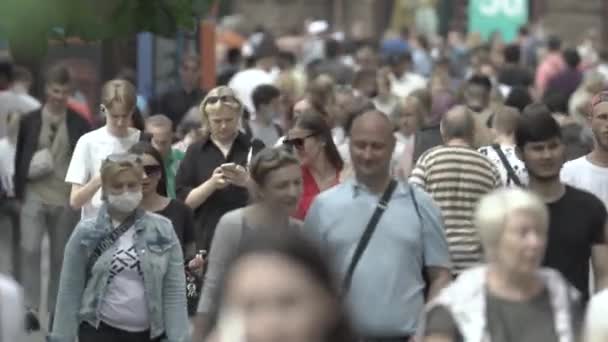 Ukrayna 'nın Kyiv şehrinde kalabalık bir cadde — Stok video