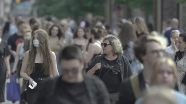 Calle llena de gente en la ciudad de Kiev, Ucrania — Vídeos de Stock