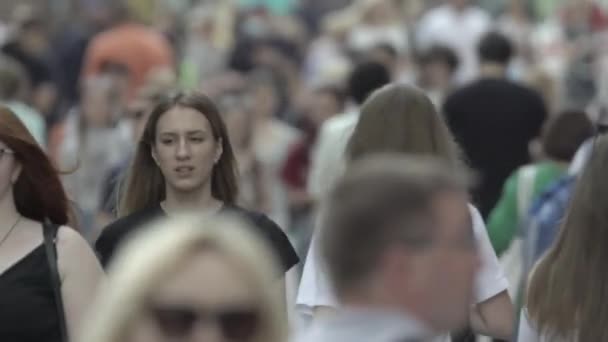 Calle llena de gente en la ciudad de Kiev, Ucrania — Vídeos de Stock