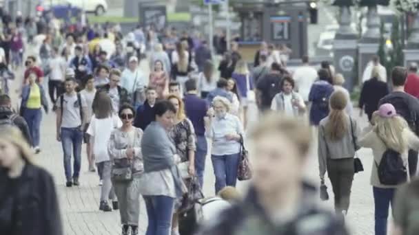 Ukrayna 'nın Kyiv şehrinde kalabalık bir cadde — Stok video