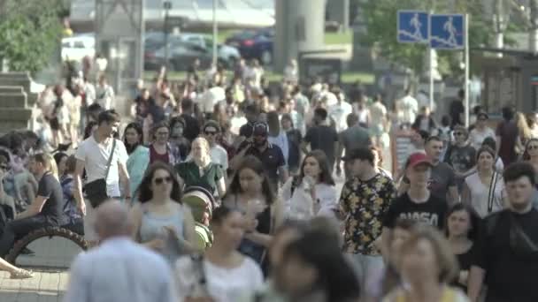 Calle llena de gente en la ciudad de Kiev, Ucrania — Vídeo de stock