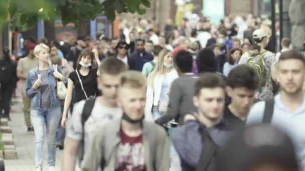 Crowded street in Kyiv city, Ukraine — Stock Video