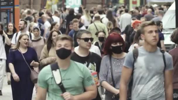 Πλήθος δρόμο στην πόλη Κίεβο, Ουκρανία — Αρχείο Βίντεο