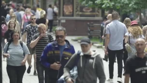 Drukke straat in Kiev stad, Oekraïne — Stockvideo