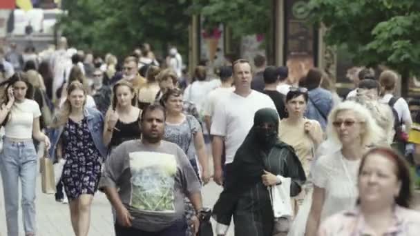 Drukke straat in Kiev stad, Oekraïne — Stockvideo