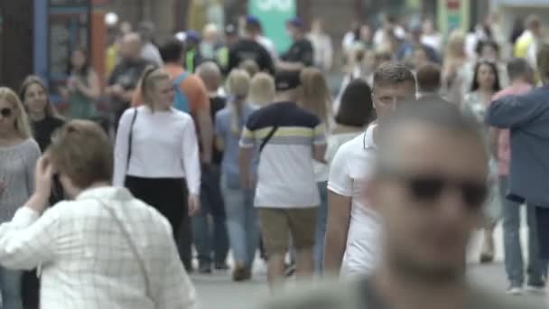 Ukrayna 'nın Kyiv şehrinde kalabalık bir cadde — Stok video