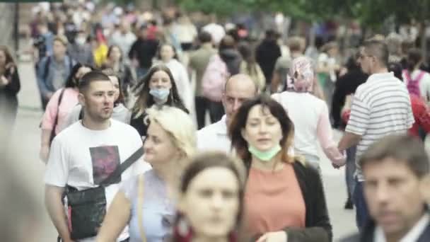 Πλήθος δρόμο στην πόλη Κίεβο, Ουκρανία — Αρχείο Βίντεο