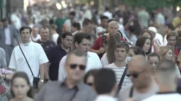 Calle llena de gente en la ciudad de Kiev, Ucrania — Vídeos de Stock