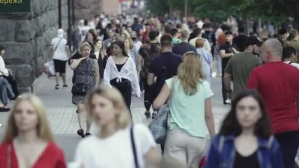 Ukrayna 'nın Kyiv şehrinde kalabalık bir cadde — Stok video