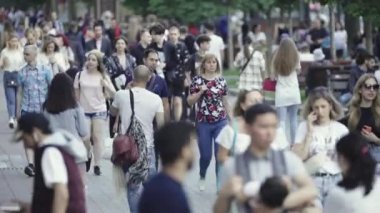 Birçok insan metropol caddesi boyunca yürür.