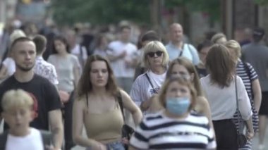 Birçok insan metropol caddesi boyunca yürür.